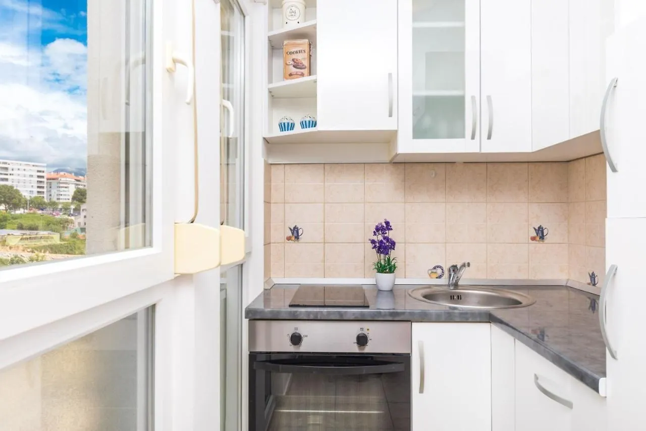 Close To Znjan Beach Spacious Studio With Balcony Apartment Split