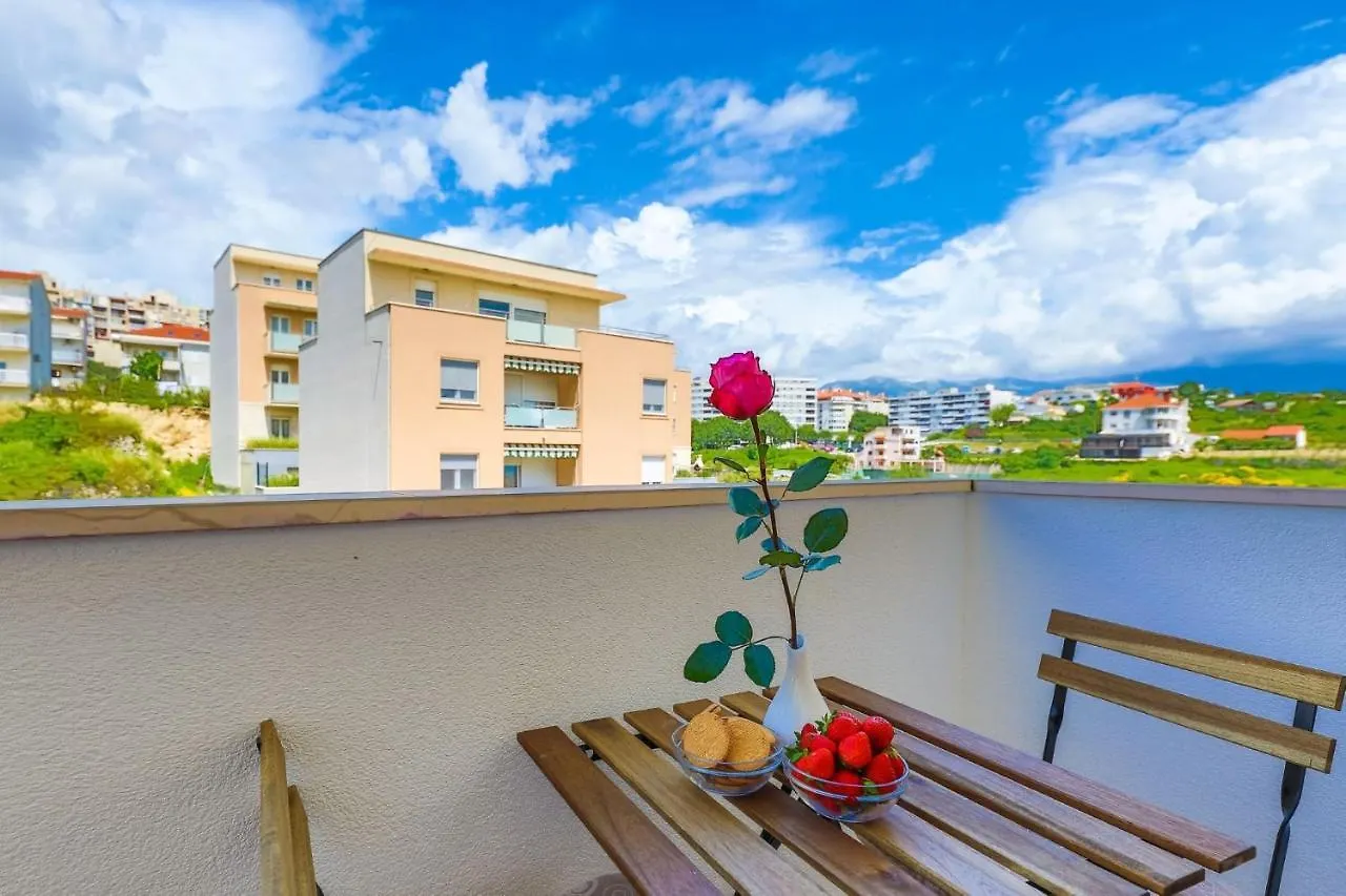 Close To Znjan Beach Spacious Studio With Balcony Apartment Split